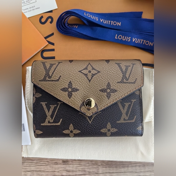 Louis Vuitton Monogram Victorine Wallet - Picture 3 of 12